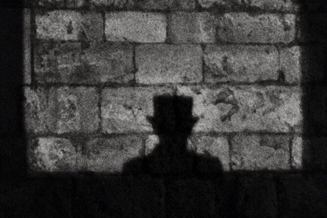 London's Ghosts & Gruesome Past Nighttime Walking Tour - Charterhouse Square and the plague pits