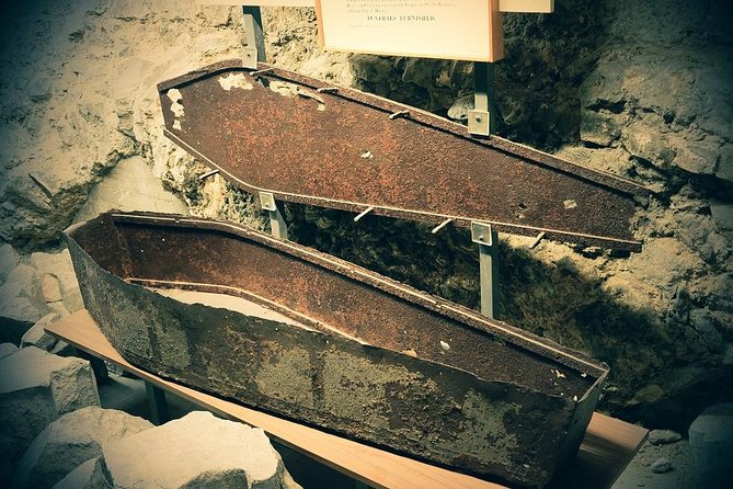 London's Hidden Gems and Secret History Private Guided Tour - Ye Olde Cheshire Cheese and the old tavern atmosphere