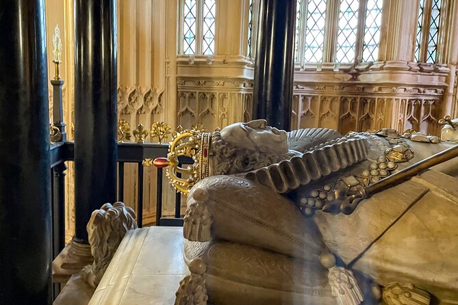 London Tour: Changing of the Guard, Westminster Abbey & Tower - The Thames from Embankment to Tower Bridge