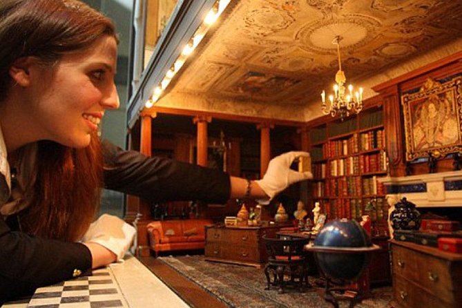 London, Windsor Castle, Hampton Court Palace with Free Snack Pack - St George’s Chapel and the royal tombs