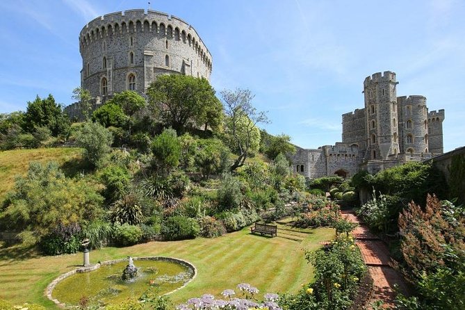 London, Windsor Castle, Hampton Court Palace with Free Snack Pack - Windsor town and the Guildhall
