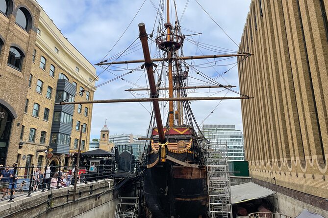 London Witches and History Walking Tour - Shakespeare’s Globe and a witch behind the play