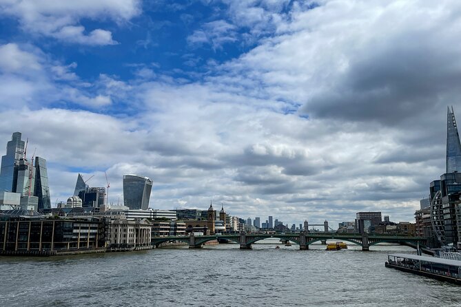 London Witches and History Walking Tour - A theatrical guide makes or breaks the walk