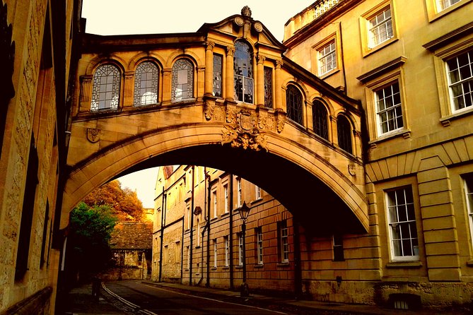 Oxford PRIVATE Pub and City Evening Walking Tour - Student antics, urban legends, and famous alumni