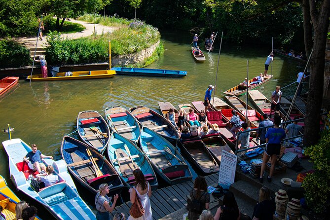 Oxford University | Punting Tour - Passing the Botanic Garden from the water
