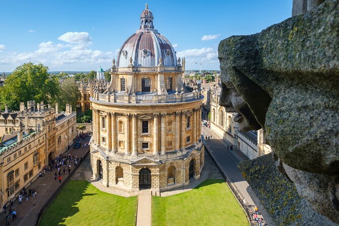 Oxford University Walking & Punting Tour by Alumni™ & New College - Adding the self-guided New College visit