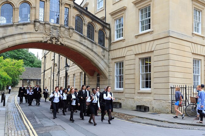 Oxford University Walking Tour by Alumni™ & Optional New College - Starting at Broad Street and finding the guide