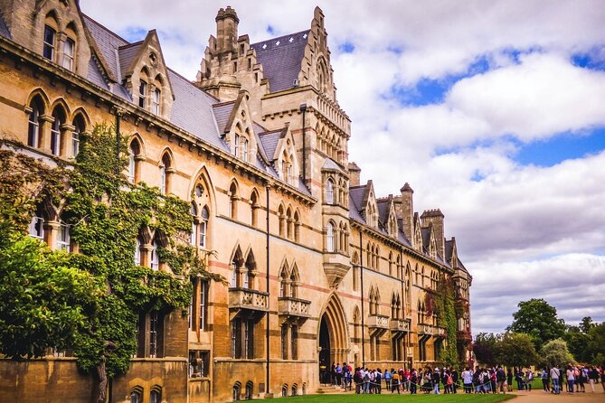 Oxford Walking Tour - Discover its University and Traditions - Blackwell’s Bookshop for readers and curious browsers