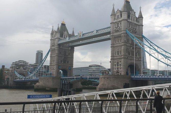 Private Arrival Transfer: Gatwick Airport to Central London - The drive can be quiet or conversational