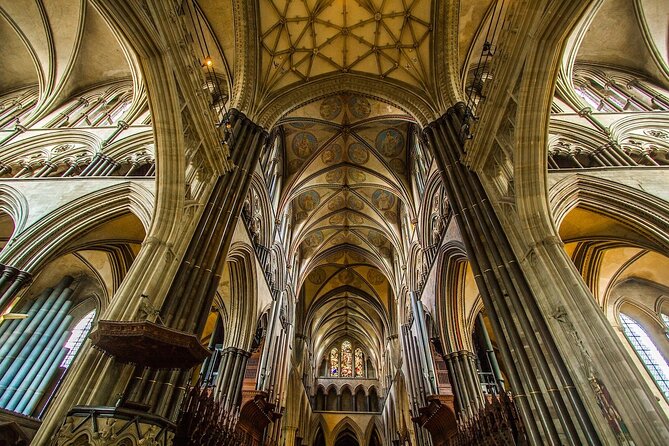 Private Day Tour from Bath to Stonehenge and Salisbury with Pickup - A traditional pub lunch in Salisbury