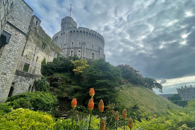 Private Day Tour to Bath and Windsor Castle - A guide who makes the drive part of the tour