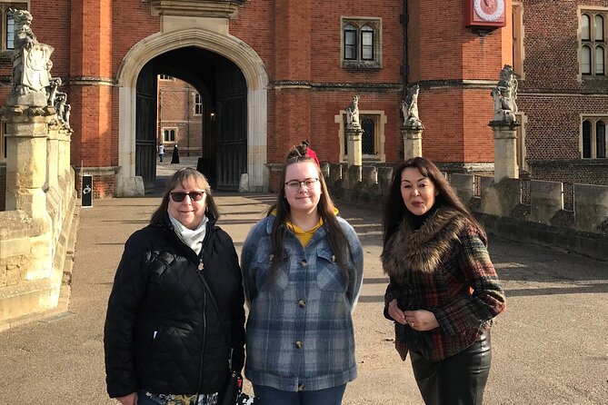 Private Guided Tour of Hampton Court Palace - From Tudor rooms to William III’s grand staircase