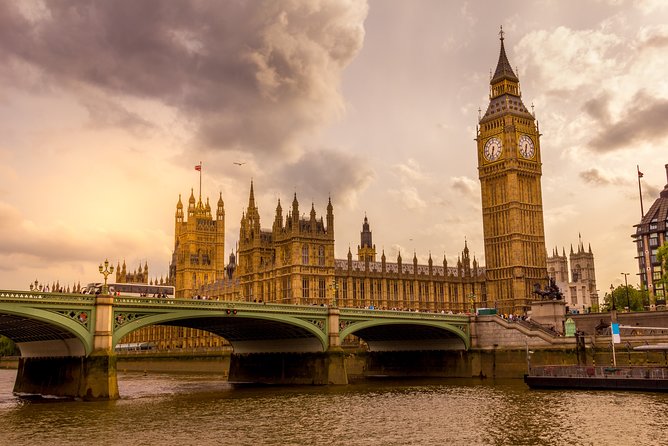 Private Guided Tour of Royal London - Trafalgar Square, with more than Nelson’s Column