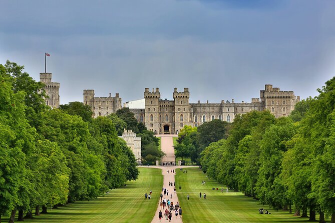 Private Half-Day Tour of Windsor Castle - The drive from London in a private Mercedes