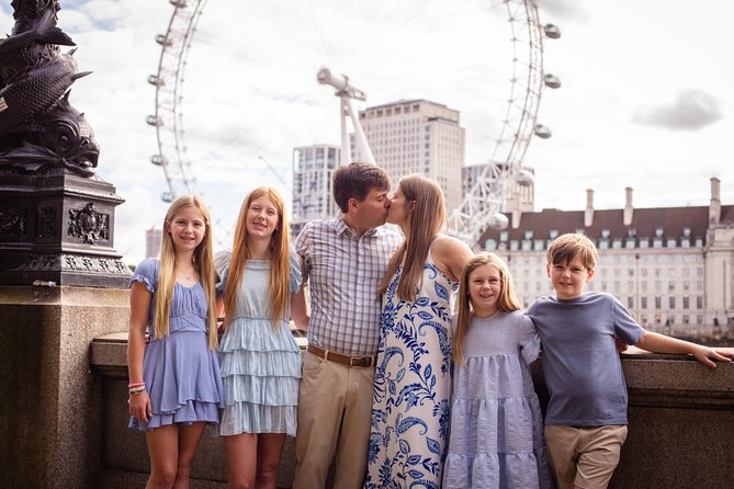 Private landmarks photoshoot for families and couples - London Eye photos in about 15 minutes