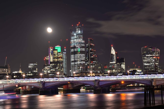 Private Night Photography Tour in London - Phone photographers are welcome here