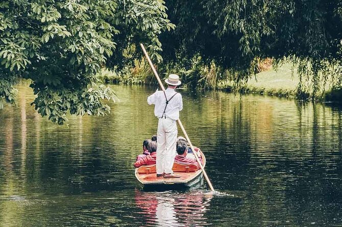 Private | Oxford University Punting Tour - A Quiet Start at Magdalen Bridge