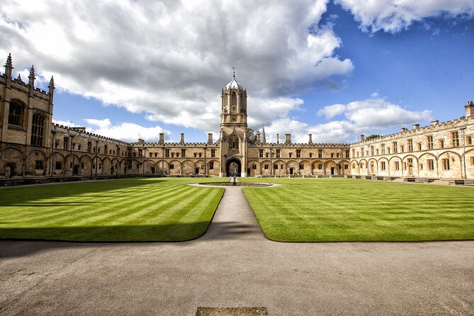 Private | Oxford University Walking Tour by Alumni™ & New College - The Bodleian Library and Radcliffe Camera