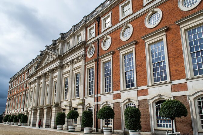 Private Tour of Hampton Court Palace with Award-Winning Architectural Historian - A private format that suits serious questions