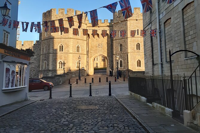 Private Walking Tour with Accredited Expert Guide Windsor Castle - Meeting Sarah at Henry VIII Gate