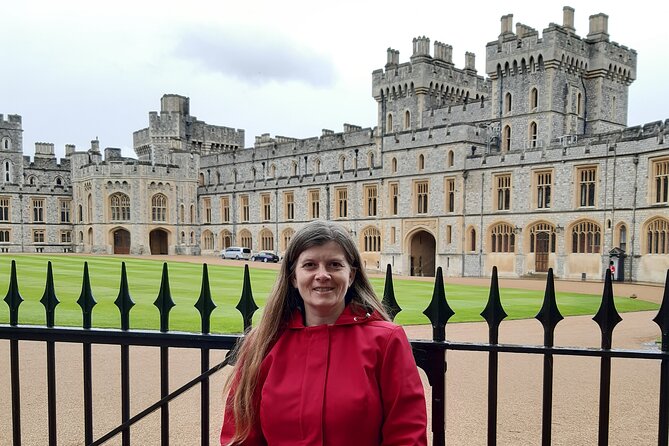 Private Walking Tour with Accredited Expert Guide Windsor Castle - The Round Tower, Middle Ward, and Thames views