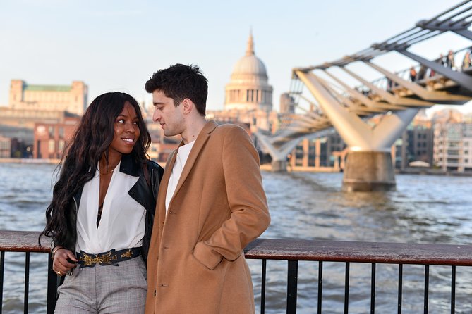 Professional Private Photoshoot in London - Walking to the London Eye and the River Thames