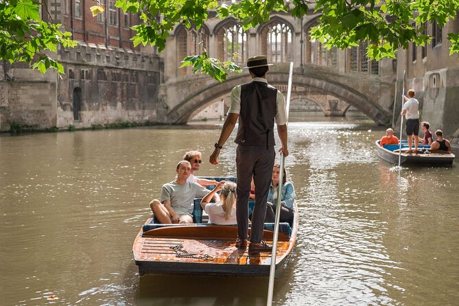 Punting Tour in Cambridge - St. John’s covered bridge