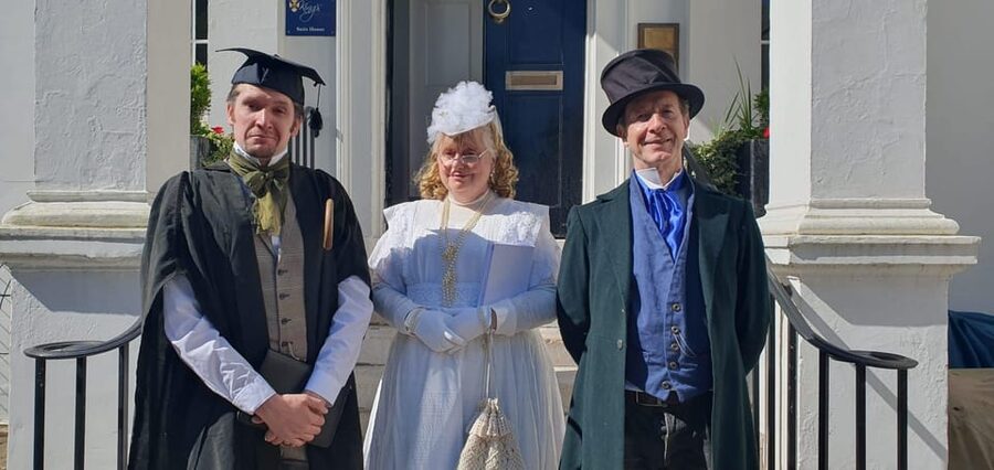Rochester, Kent: Costumed Guided Tour - Castle Gardens and a medieval siege