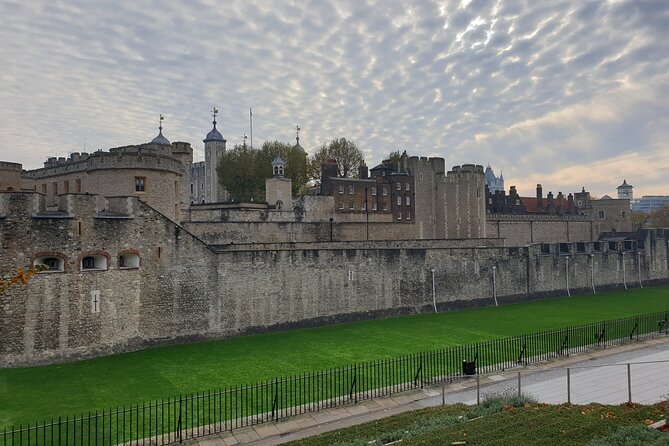 Roman Ruins to Blitz Bombings: A Walking Tour of London's Fiery History - Starting at the Tower of London
