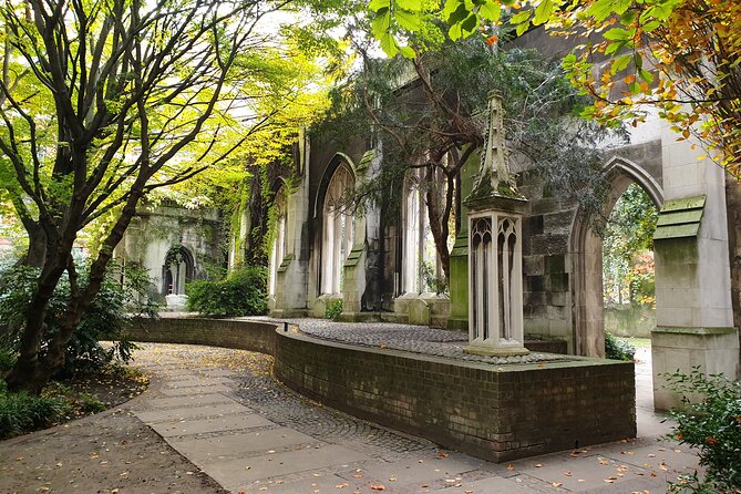 Roman Ruins to Blitz Bombings: A Walking Tour of London's Fiery History - Guildhall and the medieval City of London