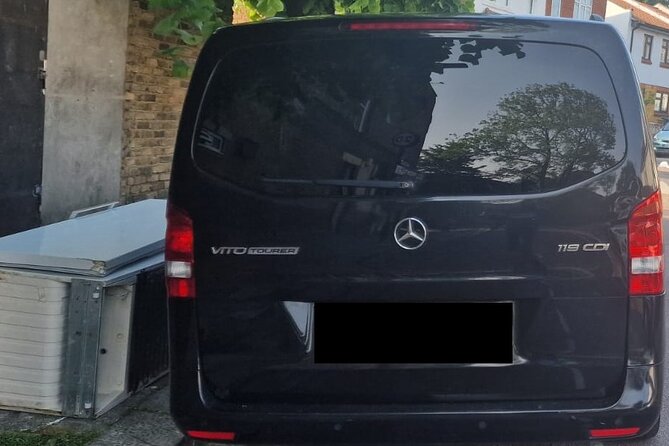 Round Trip Taxi Transfer - Luton Airport To & From London - Meeting your driver at Luton Airport