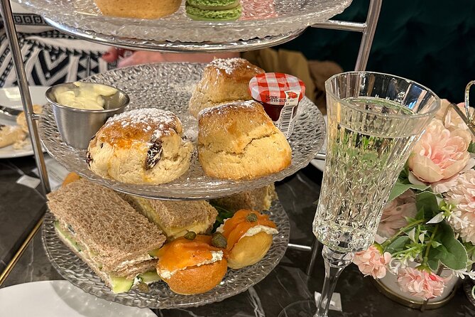 Royal English Walking Food Tour With London Food Tours - Buckingham Palace from outside the gates