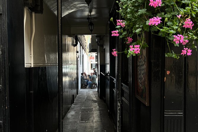 Royal Historic Pubs Walking Guided Tour in London - St. James’s Palace and the royal setting