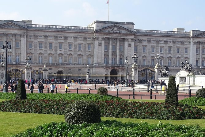 Royal Tour of St James', Parks, Palaces and Royal intrigue - A royal walk that covers more than palace gates