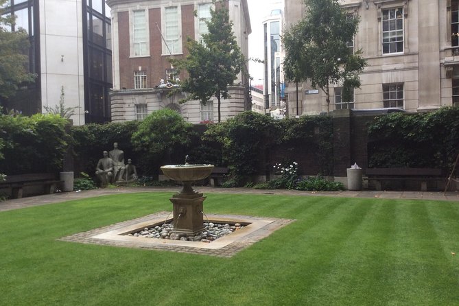 Secret Gardens of the City of London Private Tour - The guides make the route work