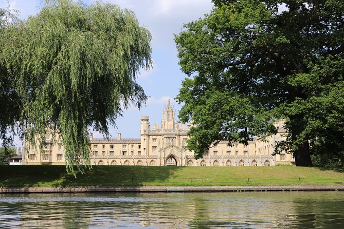 Shared Chauffeured Punt Tour - Trinity College, the Wren Library, and Trinity Bridge