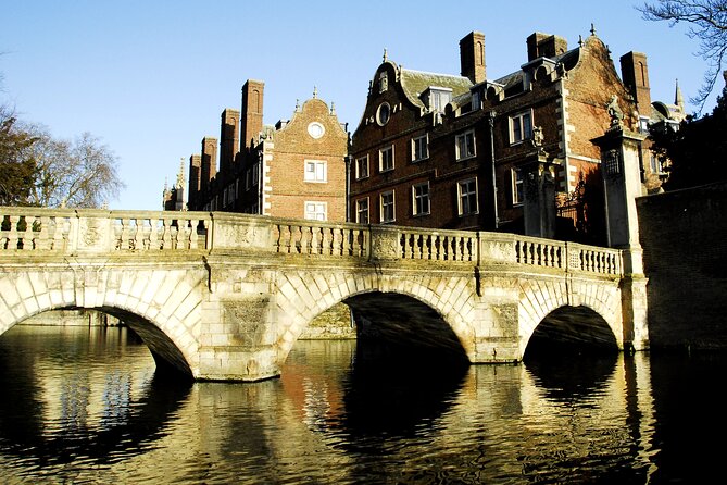 Shared Guided Punting Tour of Cambridge - Why Cambridge looks different from the River Cam