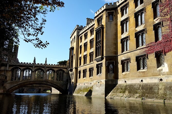 Shared Guided Punting Tour of Cambridge - Bridges, libraries, and King’s College Chapel