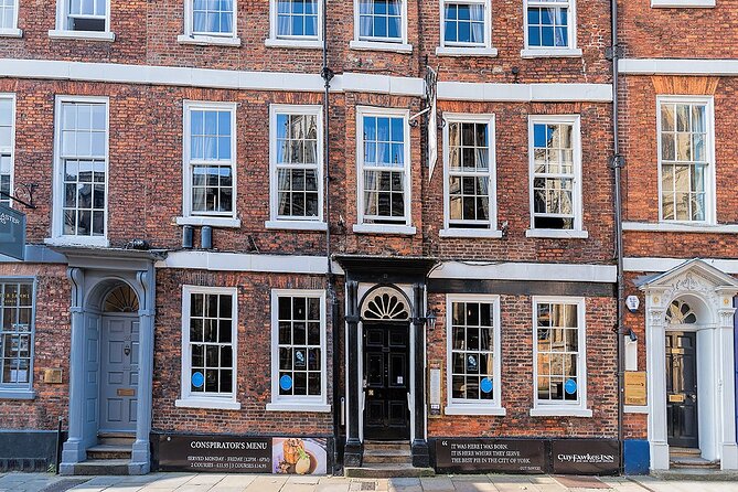 Shared Walking Tour in York - Minster Yard and the stones of York Minster