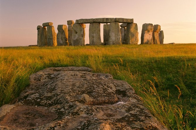 Small-Group to Bath, Lacock, Avebury and Stonehenge from London - The early run to Stonehenge