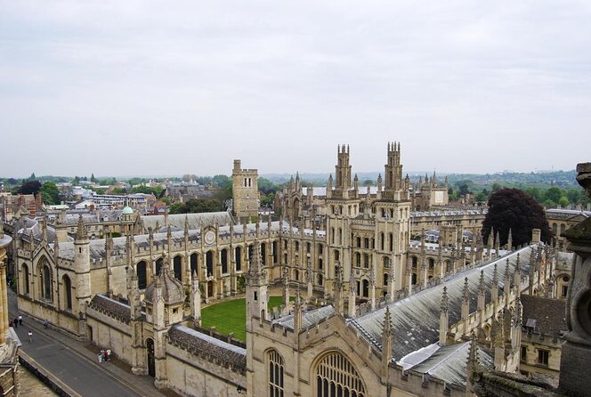 Social Distancing Specialised Oxford University Walking Tour With Student Guides - Key points to know before you book