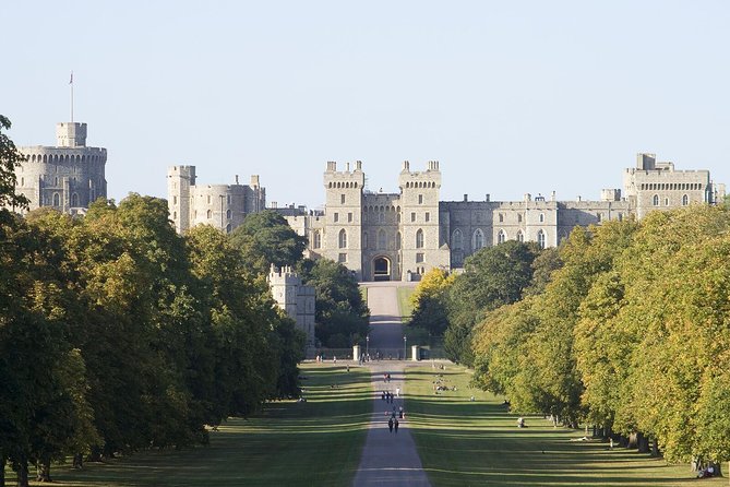 Stonehenge, Windsor Castle and Bath with Pub Lunch in Lacock - Bath by coach and on foot