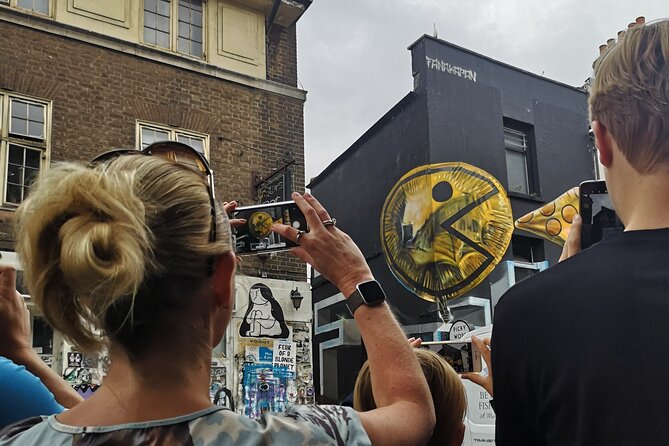 Street Art Walking Tour and Workshop in London - Reading the streets of Shoreditch