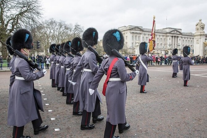 The Changing of the Guard Tour and Buckingham Palace - A final look at Horse Guards Parade and the route to Trafalgar Square