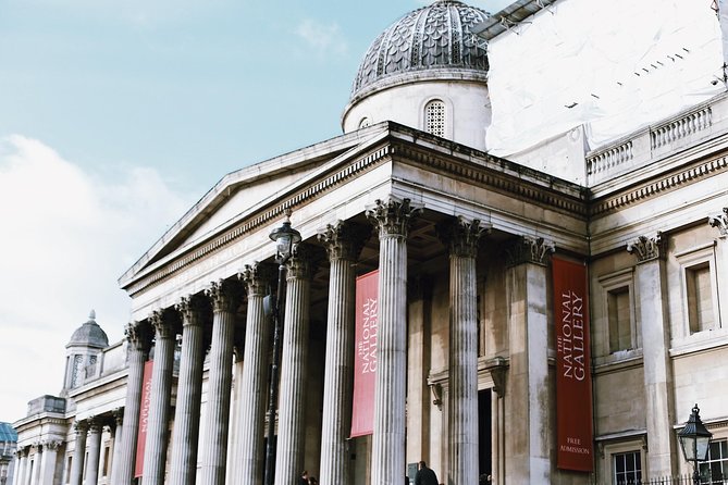 The National Gallery of London - Exclusive Guided Museum Tour - Meeting the guide beneath Trafalgar Square’s grand setting