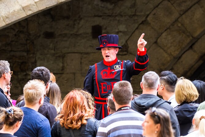 Tower of London: Crown Jewels & Beefeater Opening Ceremony - The opening ceremony with a Beefeater