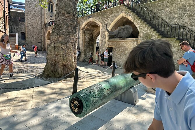 Tower of London for kids & families Private Guided Tour with pre-booked Tickets - Beefeaters, ravens, and the stories children remember
