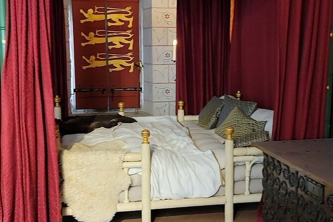 Tower of London: Guided Tour with Thames River Cruise - Walking through the Tower’s darker chapters