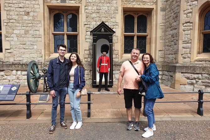 Tower of London Private Tour for Families and Friends - Walking the walls above London