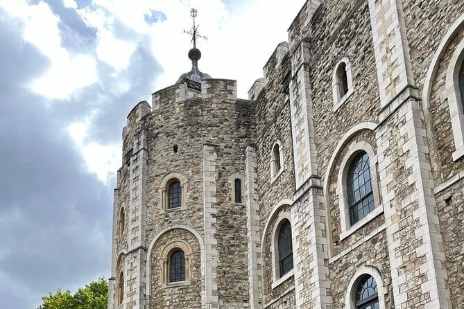 Tower of London Private Tour for Families and Friends - Meeting your guide at Tower Hill